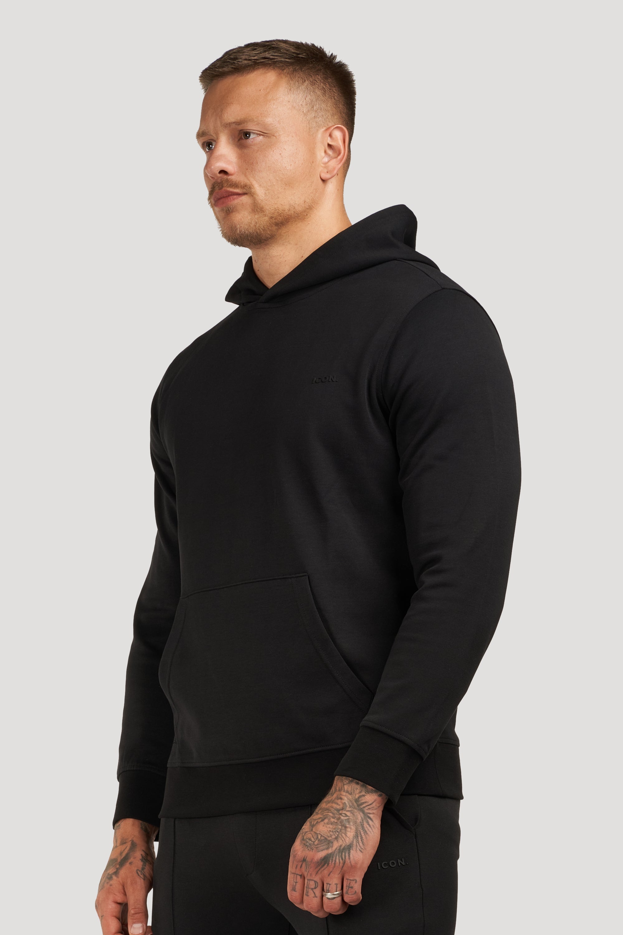 LE SWEAT À CAPUCHE ATHLÉTIQUE