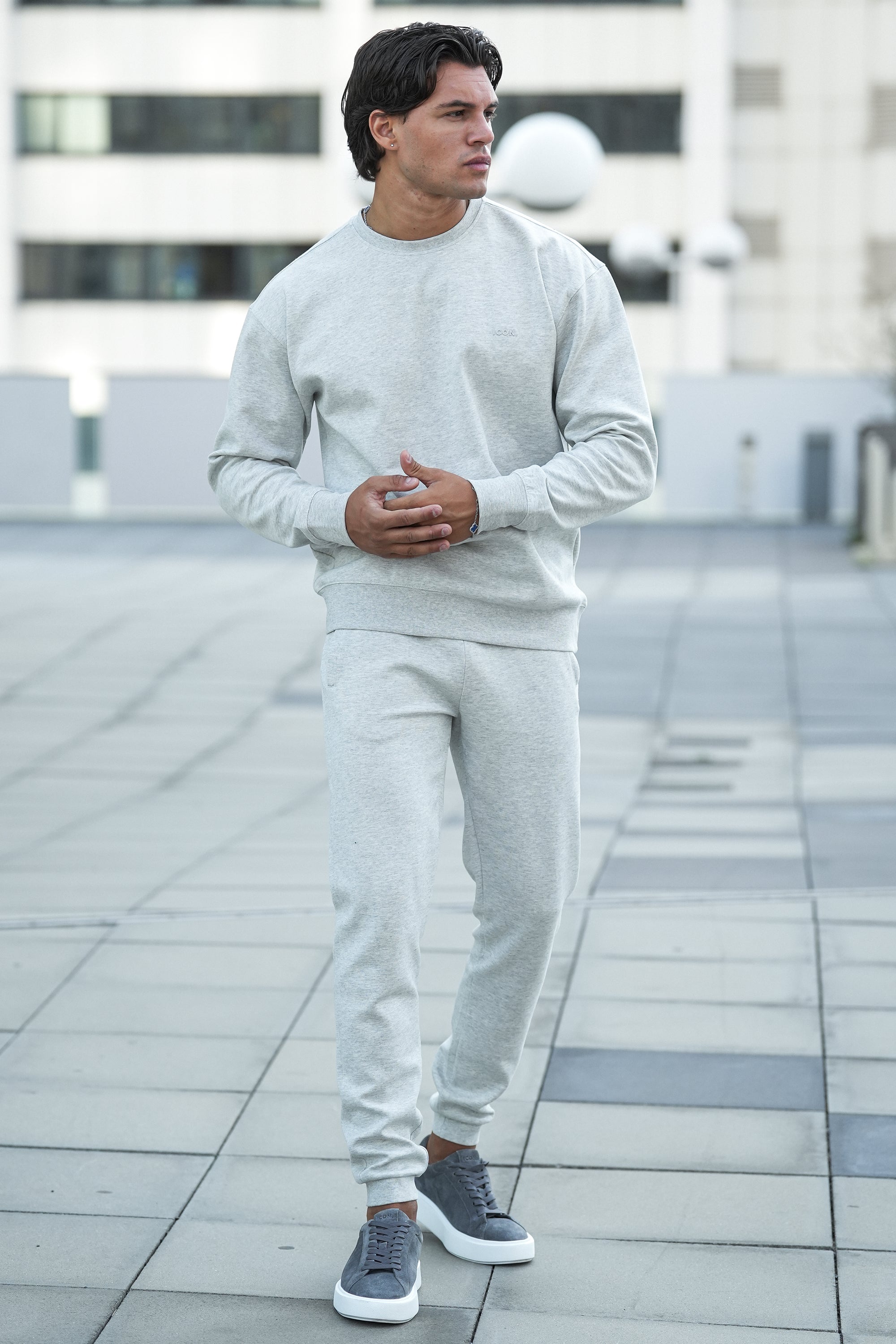 THE RELAXED CREWNECK SWEATER