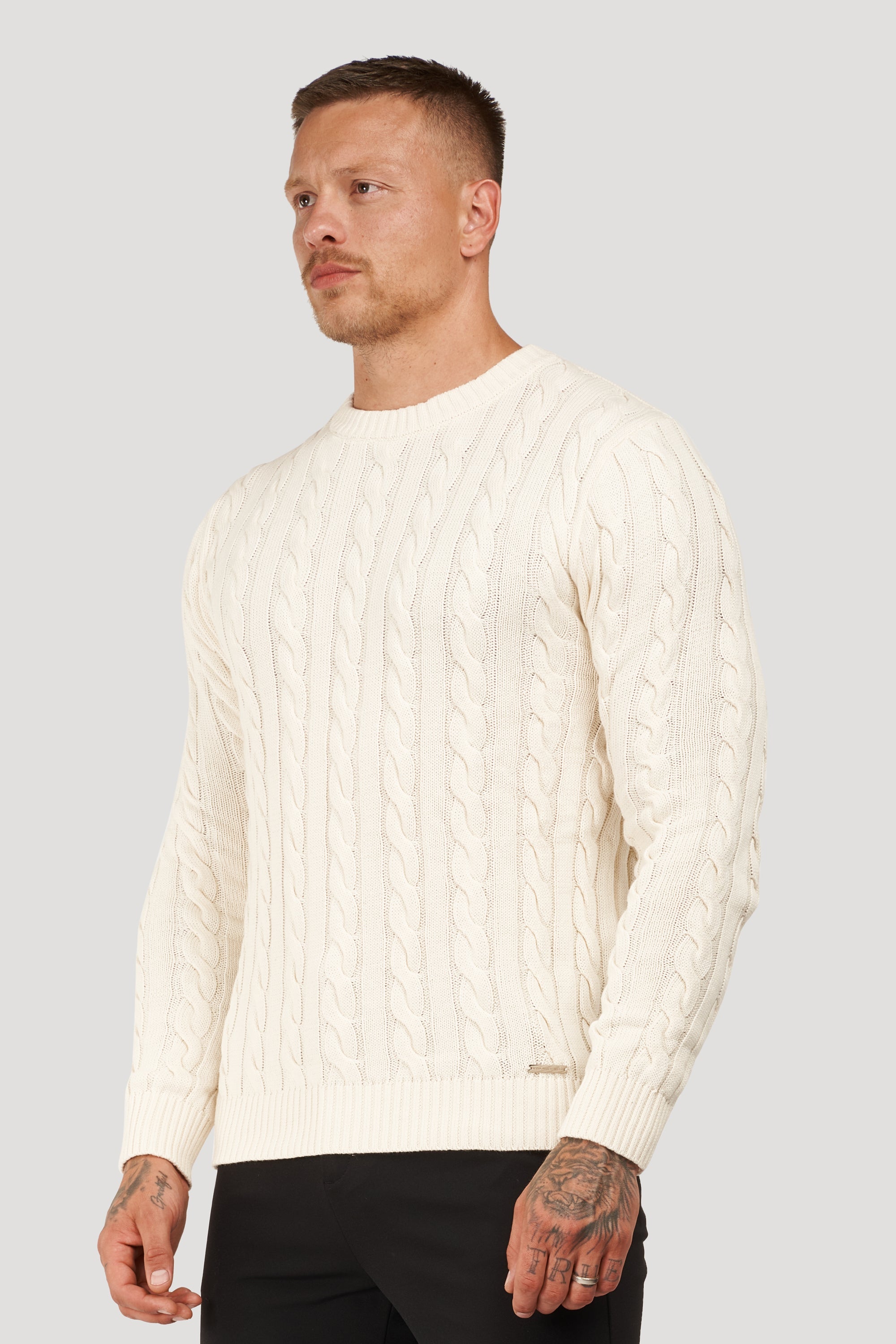 LE PULL EN MAILLE TRESSÉ